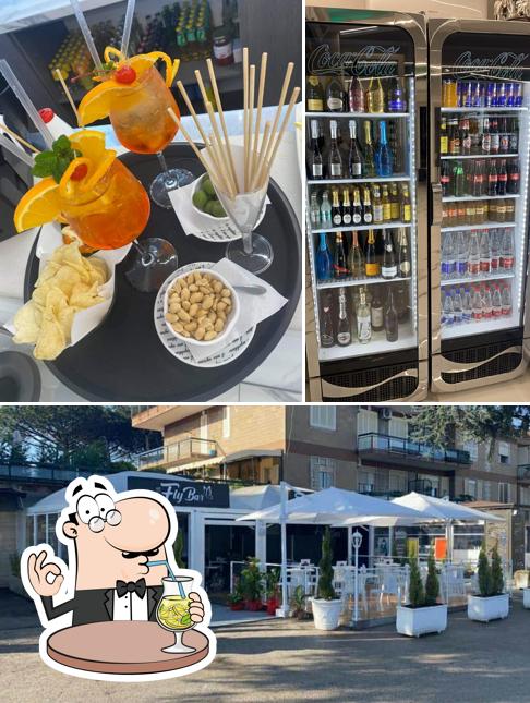 Parmi les diverses choses de la boire et la extérieur, une personne peut trouver sur Fly Bar