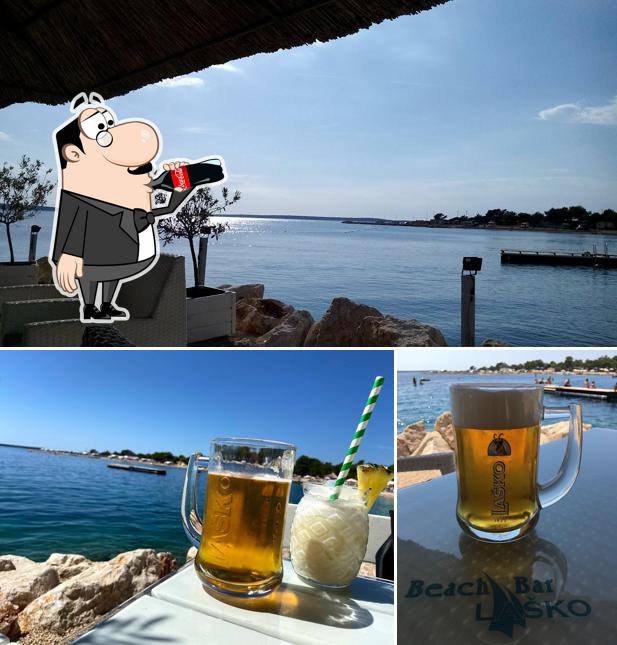 Tra le diverse cose da Beach bar Laško si possono trovare la bevanda e esterno