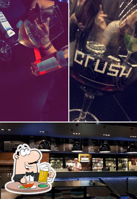 Crush Wine Bar serviert eine Mehrzahl Biere