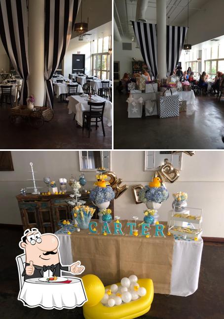 Взгляните на этот снимок, где видны столики и день рождения в Gitana Restaurant