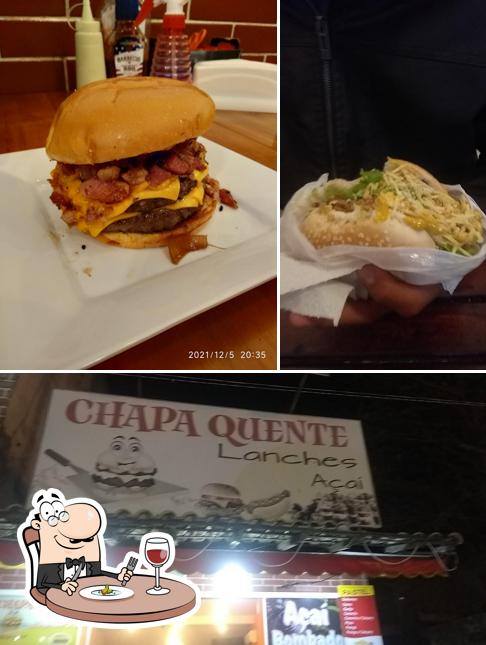 O Chapa Quente Lanches se destaca pelo comida e interior