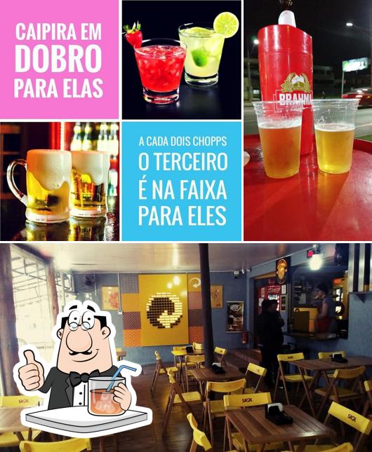 Entre diferentes coisas, bebida e interior podem ser encontrados no Bar Universitário