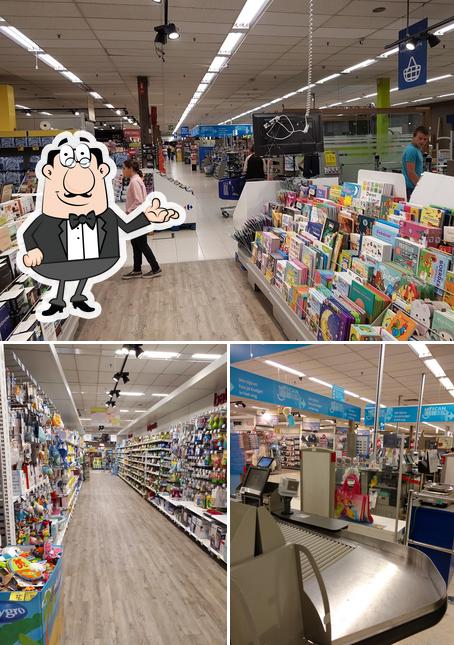 L'intérieur de hypermarkt Carrefour