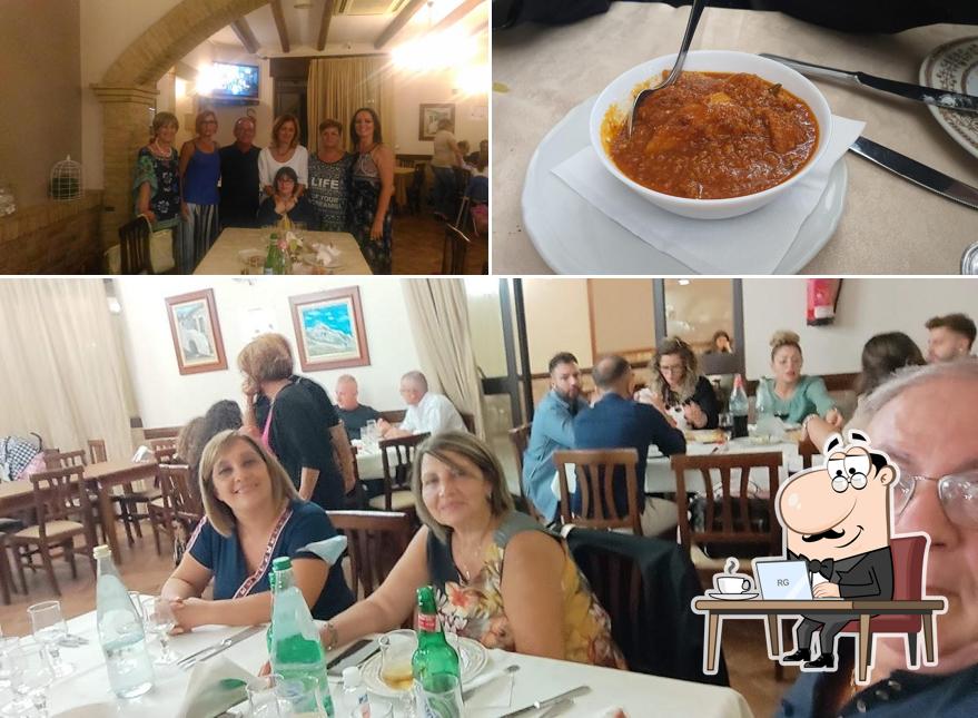 Tra le diverse cose da Ristorante Pizzeria Al Casale si possono trovare la interni e cibo