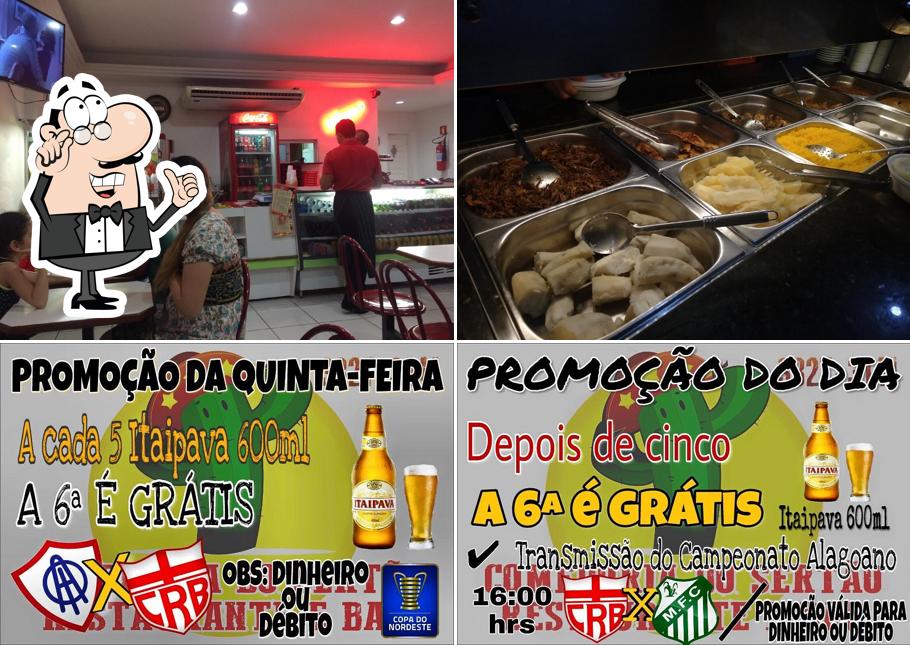 Sente em uma das mesas no Comedoria do Sertão - Restaurante e Bar