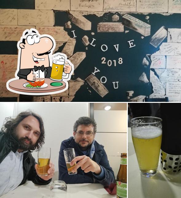 Puoi ordinare un rinfrescante bicchiere di birra chiara o scura