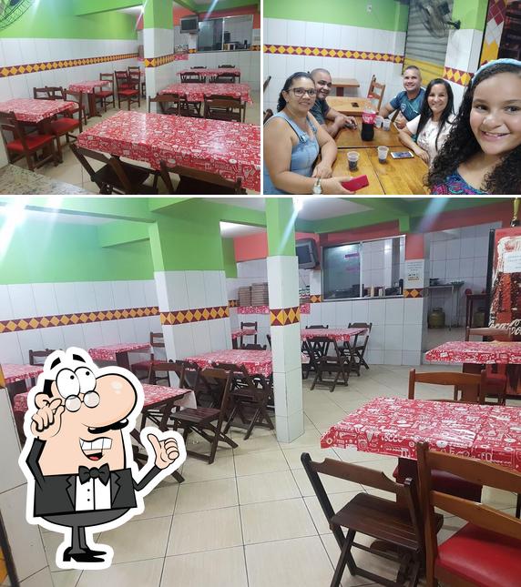 O interior do pizzaria da familia