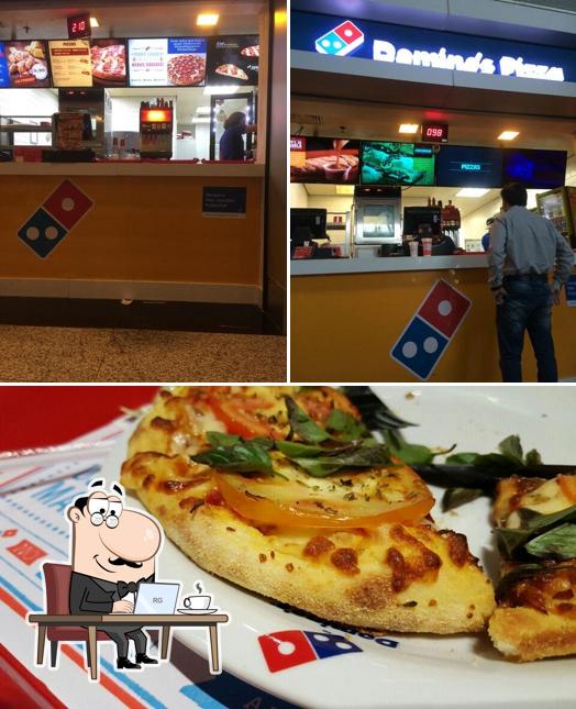 A ilustração a Dominos Pizza’s interior e pizza