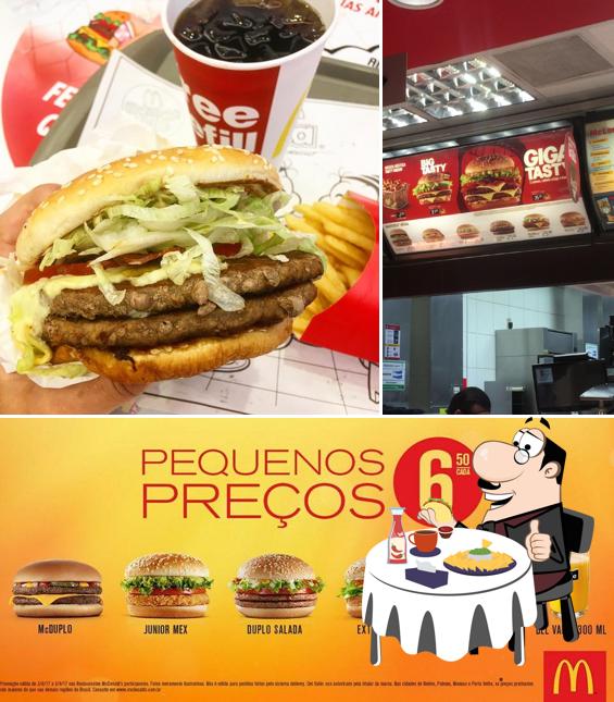 Delicie-se com um hambúrguer no McDonald's