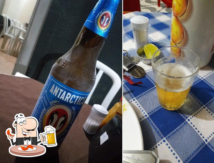 Desfute uma tulipa de cerveja leve ou escura