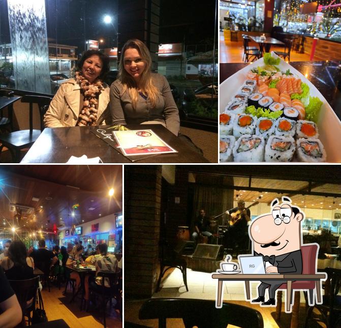 Sente em uma das mesas no Teidi Lounge Bar