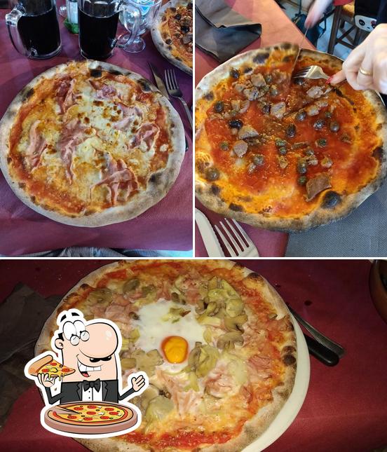 Prova una pizza a Pizzeria Aquila Nera Di Satta Francesco