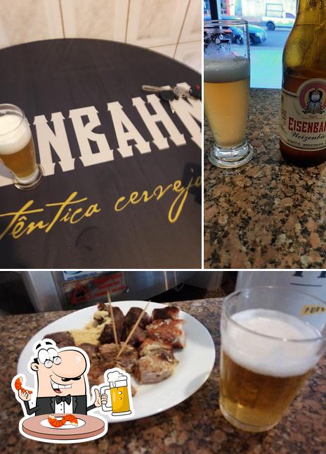 Desfute um copo de cerveja leve ou escura