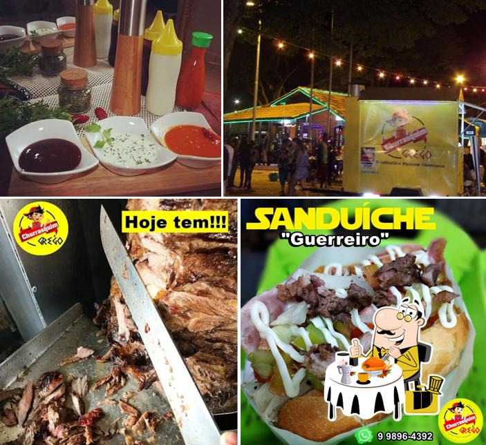 Entre diferentes coisas, comida e interior podem ser encontrados no Churrasquim Grego