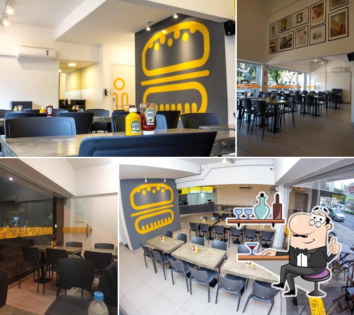 O interior do Bue Burger Lourdes