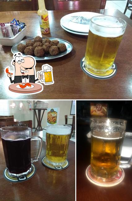 Desfute uma tulipa de cerveja leve ou escura