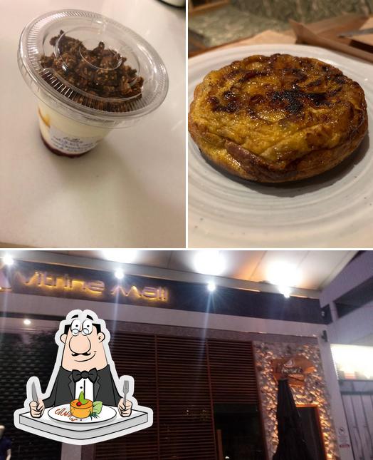 A comida e interior do restaurante