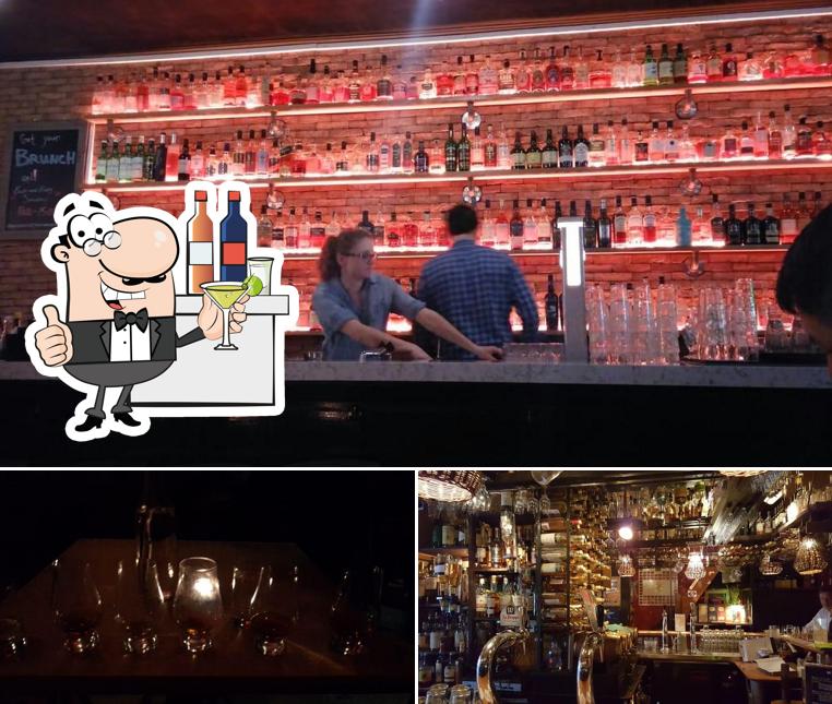 Vea esta foto de JD William's whisky bar