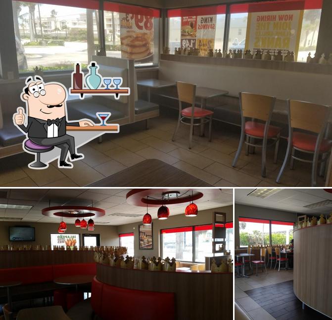 Посмотрите на внутренний интерьер "Burger King"