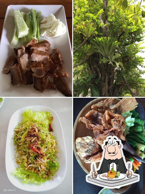 Утка по-пекински и салат из морских водорослей в "Khraw peng jai"