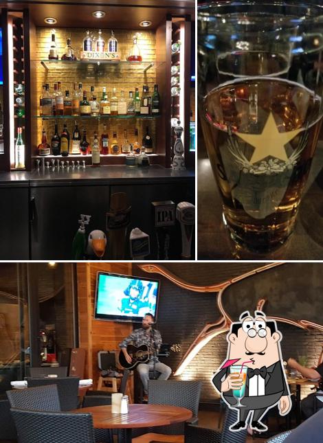 Фотография, на которой видны напитки и внутреннее оформление в Martini's Bar & Patio