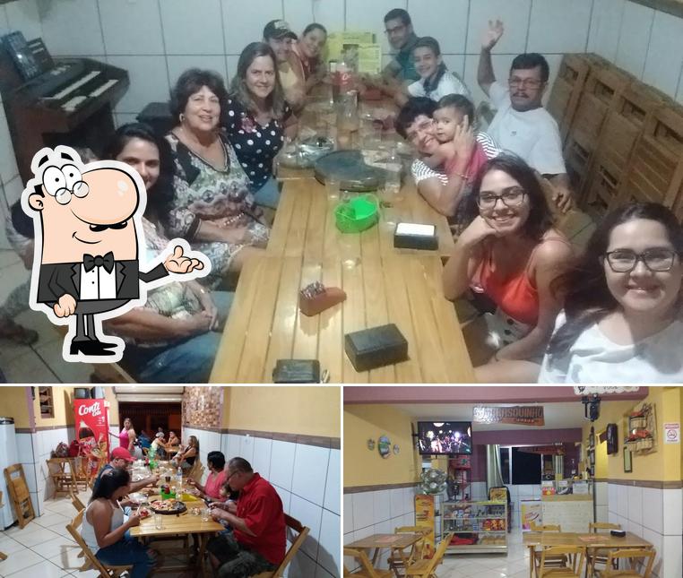 Sente em uma das mesas no Pizzaria E Lanchonete Galardão