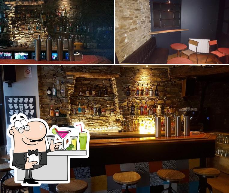 Pub Cavern se distingue par sa comptoir de bar et intérieur