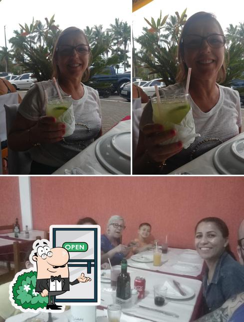 A ilustração a Restaurante E Pizzaria Casablanca’s exterior e mesa de jantar