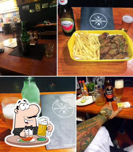 Desfute uma tulipa de cerveja leve ou escura