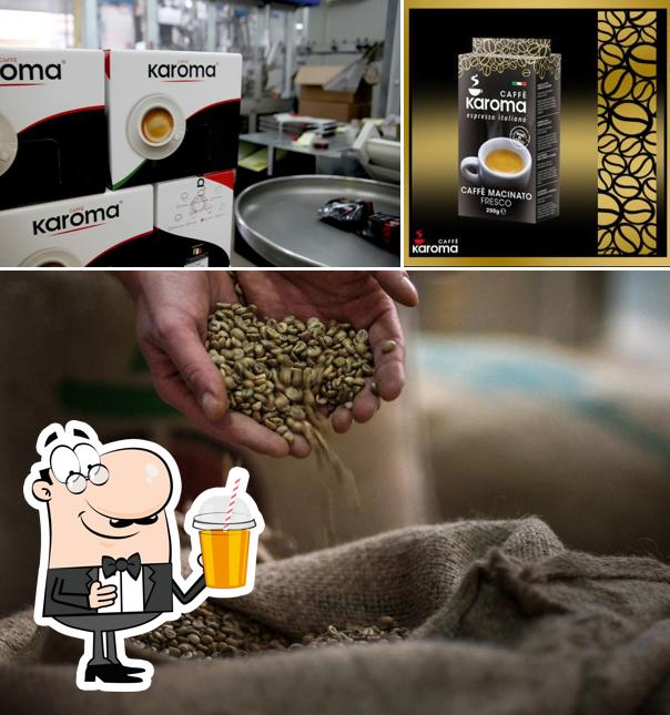 Goditi un drink a Caffè Karoma - Feio srl