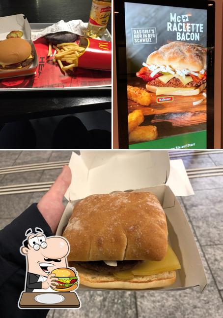 Commandez un hamburger à McDonald's Restaurant