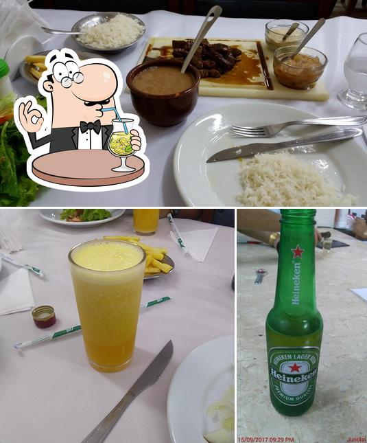 A bebida e comida do restaurante