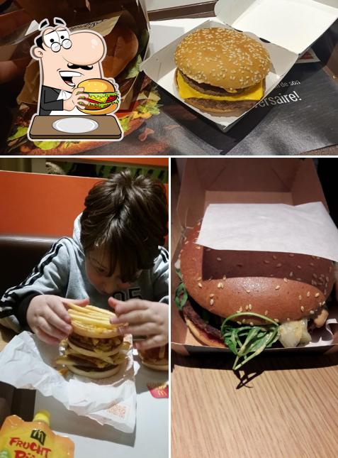 Prenditi un hamburger a McDonald’s Restaurant