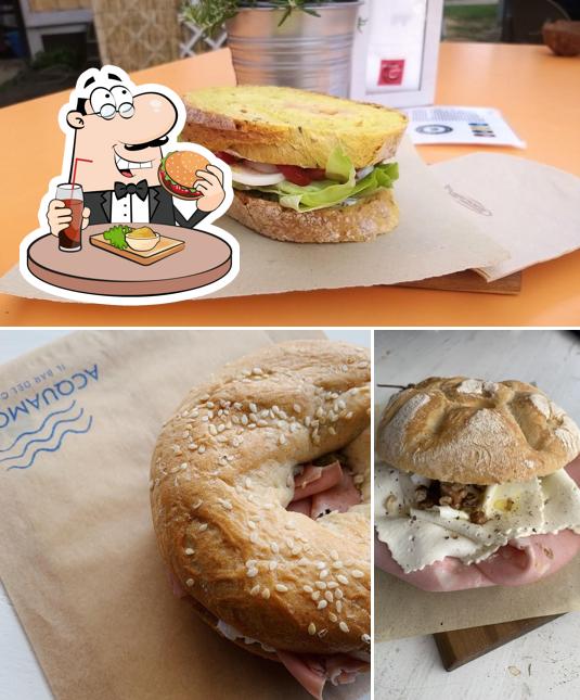 Ordina un hamburger a Acquamossa Il Bar Del Canoa