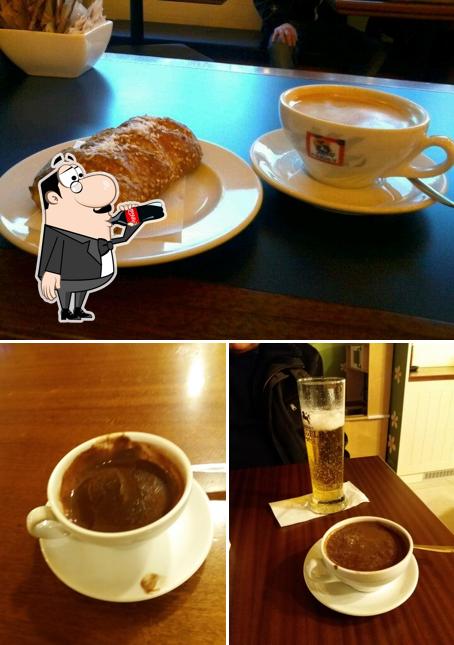 Tra le varie cose da Bottega del Caffè Dersut si possono trovare la bevanda e cibo