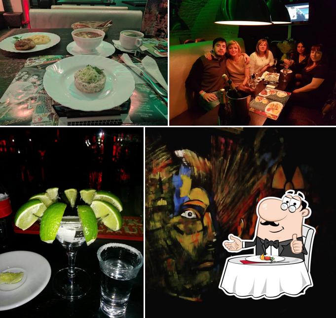 Фото, на котором видны столики и еда в кафе бар Стой!ка
