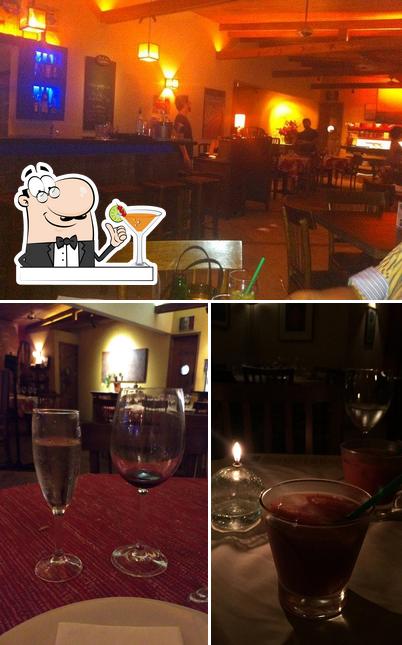 Entre diversos coisas, bebida e interior podem ser encontrados no Restaurante Capitano