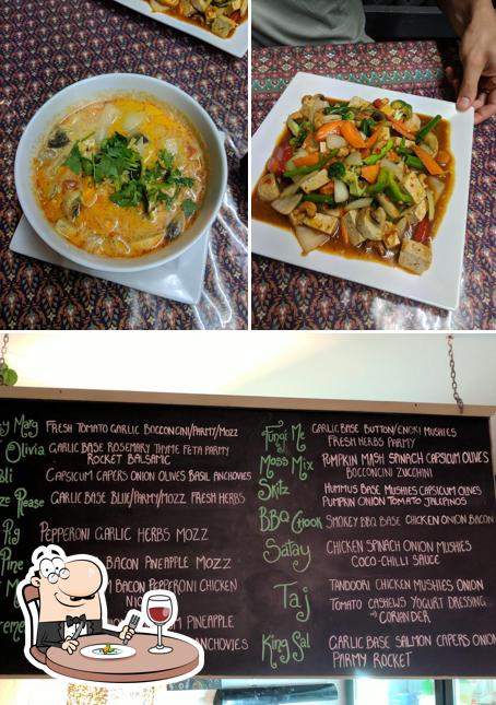 Взгляните на это изображение, где видны еда и доска для меню в Bruns Pizza & Thai