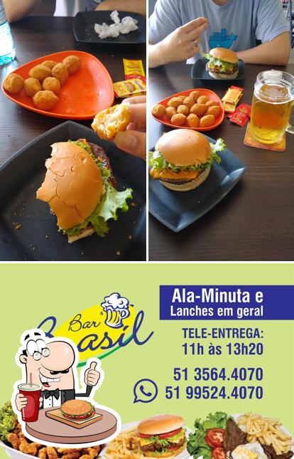 Peça um hambúrguer no Bar Brasil