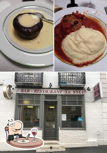 La nourriture et intérieur du restaurant