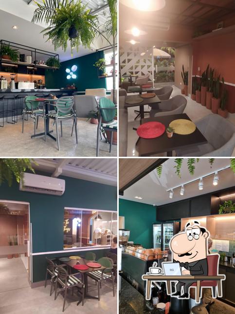 O interior do Café Tamura