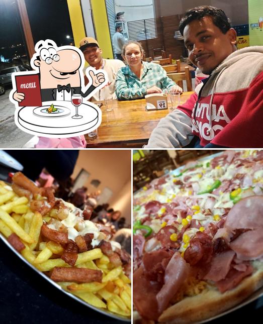 A imagem da comida e mesa de jantar a A Fábrica de Pizza