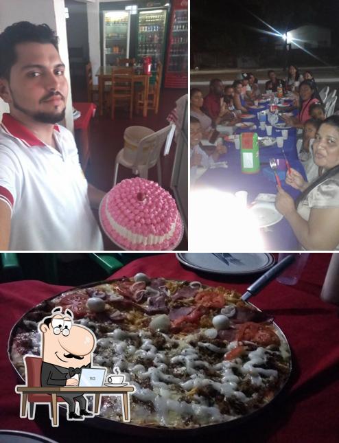 Esta é a foto mostrando interior e pizza a Gustavo Lanchonete E Pizzaria