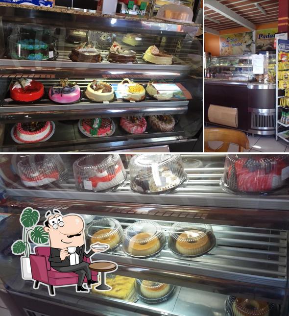 A imagem da interior e comida a Padaria Várzea
