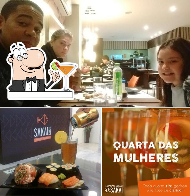 Confira a ilustração mostrando bebida e interior a Sakai Sushi Cozinha Japonesa