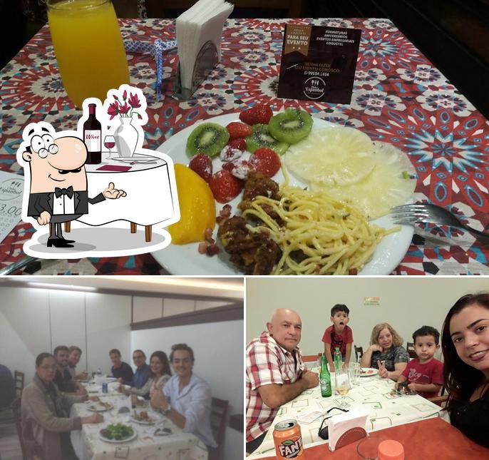 Confira a foto mostrando mesa de jantar e comida no Restaurante Clube Espanhol