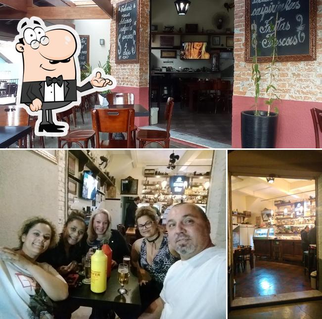 Sente em uma das mesas no CASINHA BAR Melhor Caipirinha Do Brrasil