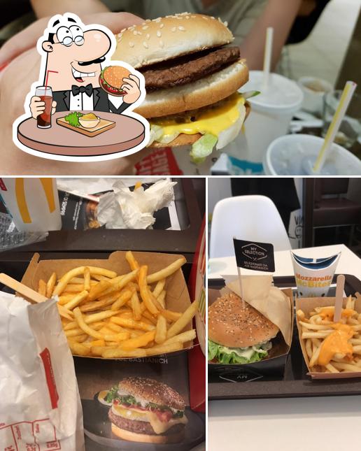 Ordina un hamburger a McDonald's Roma Piazza di Spagna