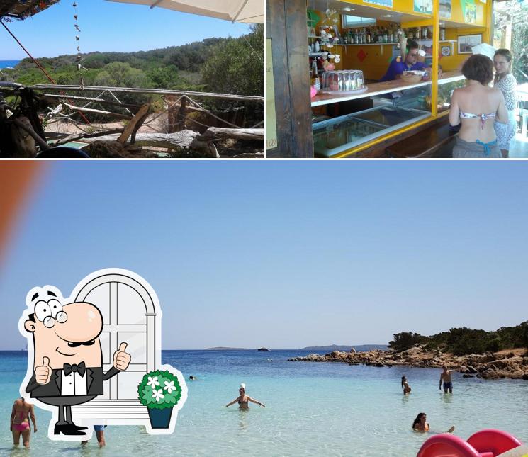 Guarda la foto che raffigura la esterno e interni di Relitto beach, ristorante bar