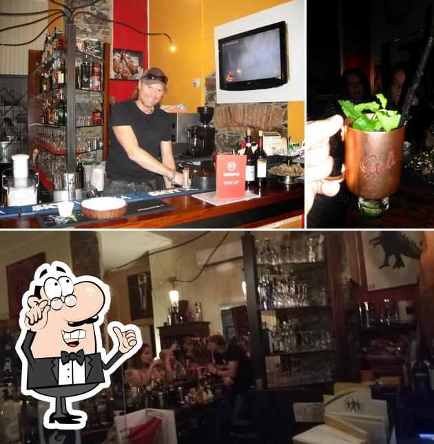 Gli interni di Minimalismo Livingroom Wine & Cocktail Bar